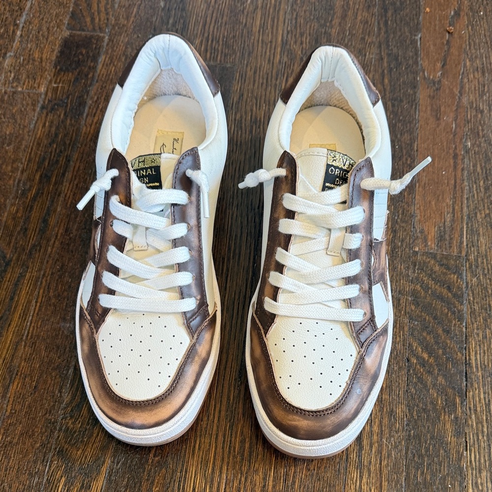 Vintage Havana Low-Top Sneakers in White with Gold Accent - Picture 3 of 4
